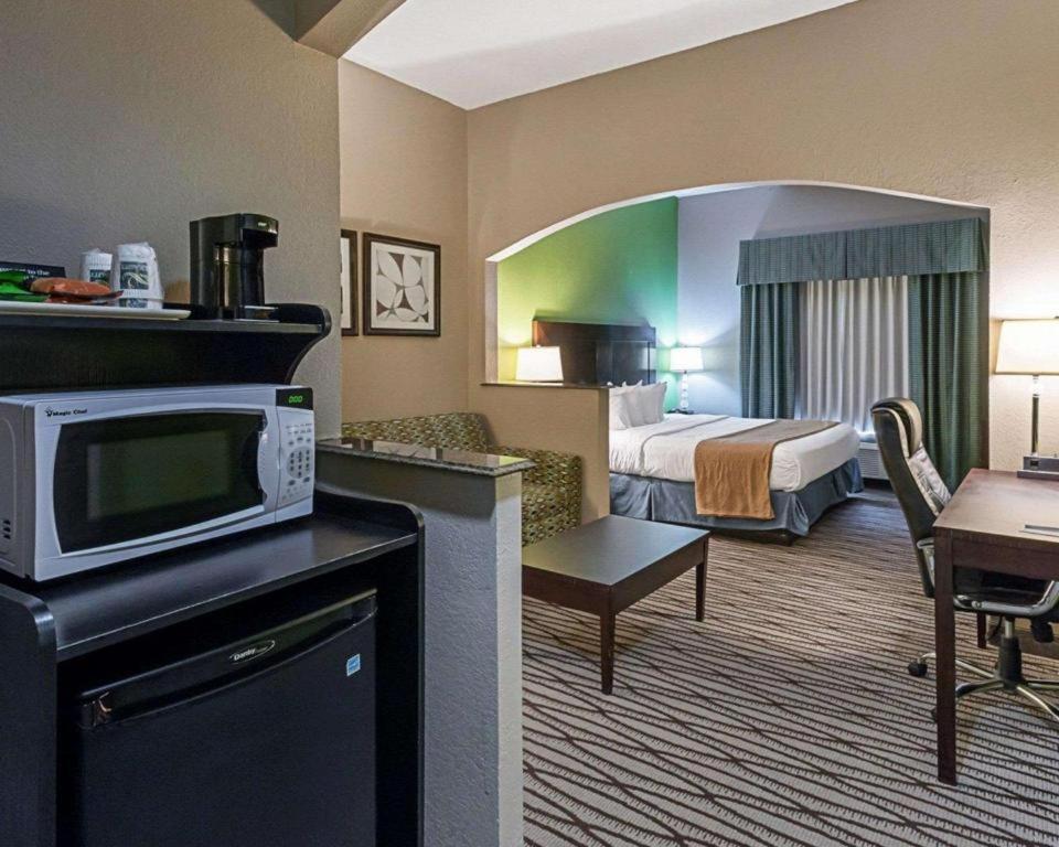 Quality Suites Sulphur Exteriör bild